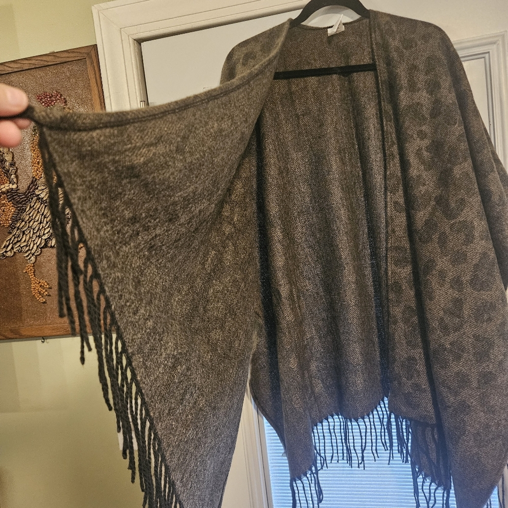 NWOT!! Woolrich Womens Taupe Gray Animal Print Blanket Wrap Fringe Poncho O/S - Picture 6 of 6